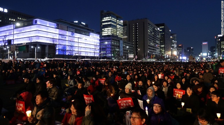 Anh: Bieu tinh giua tam bao TT bi phe truat Park Geun-hye-Hinh-2